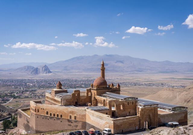 Doğubeyazıt. Schon mal gehört? Nein? Ich auch nicht. Aber dennoch hat der Ort eine riesige Anziehungskraft auf mich ausgeübt. Denn als ich anfing, mich vor meiner Reise durch den Osten der Türkei zu informieren, bin ich dank Instagram (Danke @ommophoto ) über den Ishak Pasha Palastes gestolpert. Und Junge, war ich direkt angefixt. Mir war sofort klar, dass ich den Palast irgendwie in meine Route einbauen musste – und somit eben auch den Ort Doğubeyazıt, in dem er steht.

Neben dem Palast lässt sich von der ansonsten eher langweiligen Transitstadt auch ein Blick auf den Berg Ararat erhaschen - der Berg, an dem laut Bibel Noahs Irrfahrt nach der Sintflut endete. Leute mit dickeren Waden als meine können auch auf den Gipfel wandern.

NichtNochEinReiseblog.de/DOGUBEYAZIT
.
.
.
#türkei #türkeiurlaub #türkeireise #turkeytravel #easternturkey #eastanatolia #kurdistan #ig_turkey #travelturkey #doğubeyazıt #dogubeyazit #ishakpaşasarayı #ishakpashapalace #reiseblogger #reiseblogger_de #reiseblog #travelphotography #travelgram