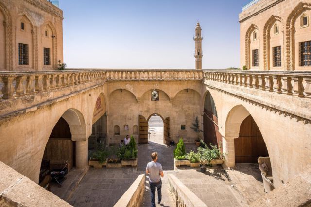 Mardin war für mich der Grund, in den Osten der Türkei zu Reisen. Ein paar Jahre zuvor hatte ich auch Instagram ein unheimlich stimmungsvolles Bild der Stadt in der Abenddämmerung gesehen. Direkt habe ich angefangen ein wenig über den Ort zu recherchieren und festgestellt: jawoll, das klingt genau nach meiner nächsten Reise.

Wegen Corona hat sich mein Besuch zwar etwas verzögert, doch im Sommer 2021 war es dann endlich soweit und ich habe mich spontan für eine Reise in die Türkei entschieden. Mardin wurde dann zum Mittelpunkt meiner Planung einer Route durch den historisch bedeutenden, aber touristisch unterentwickelten Osten der Türkei.

Mardin ist auch einer der Orte an die ich so gerne zurück denke. Noch heute höre ich mich vor meinem geistigen Ohr versehentlich hier und dort laut „wow“ sagen. Und wie oft hat man das schon?

NichtNochEinReiseblog.de/MARDIN
.
.
.
#türkei #türkeiurlaub #türkeireise #turkeytravel #easternturkey #eastanatolia #kurdistan #ig_turkey #travelturkey #mardin #mardinmidyat #mesopotamia #reiseblogger #reiseblogger_de #reiseblog #travelphotography #travelgram