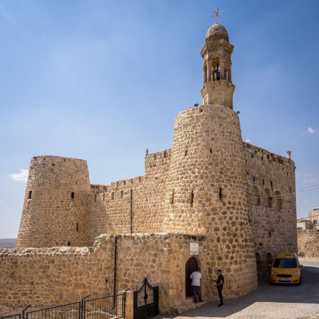 Midyat ist eine kleine Stadt östlich von Mardin mit einer der schönsten historischen Altstädte der Region. Sie war bereits in der Vergangenheit das religiöse Zentrum der syrisch-orthodoxen Siedler im Tur-Abdin Plateau.
Hier finden sich auf kleiner Fläche eine Vielzahl herrlicher Häuser mit gekonnt verzierten Fassaden. Jahrhunderte alte Kirchen, die aufgrund der prekären Sicherheitslage für Christen häufig zu Burgen ausgebaut sind. Außerdem eines der ältesten christlichen Klöster der Welt.
Genug Stoff also für einen Tagestrip von Mardin aus!

NichtNochEinReiseblog.de/MIDYAT
.
.
.

#türkei #türkeiurlaub #türkeireise #turkeytravel #easternturkey #eastanatolia #kurdistan #ig_turkey #travelturkey #doğubeyazıt #reiseblogger #reiseblogger_de #reiseblog #travelphotography #travelgram #travelbloggers #travel #midyat #turabdin #ig_church #offthebeatenpath #offthebeatentrack
