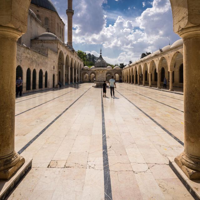 Sanliurfa - oder kurz einfach nur Urfa - ist eine sehr bedeutende Stadt im Islam, die von jeder Menge Pilgern besucht wird. Der Grund dafür verbirgt sich hinter einem kleinen Schrein in der Mevlidi Halil Moschee - dem vermutlich wichtigsten Gebäude der Stadt. Hier befindet sich der Eingang zu einer Höhle, in der nach islamischer Überlieferung der Prophet Abraham geboren wurde.

Zur Zeit von Abrahams Geburt ließ König Nimrud alle männlichen Kinder töten, die für ihn und seine Herrschaft zur Gefahr werden könnten. Daher wählte Abrahams Mutter die Höhle als sicheren Ort für seine Geburt und versteckte ihn hier noch weitere sieben Jahre.

In der Höhle gibt es auch eine Wasserquelle. Ihr wird eine heilende Wirkung zugesprochen und sie gilt als zweitheiligste Wasserquelle nach dem Zamzam Brunnen in der großen Moschee von Mekka.

NichtNochEinReiseblog.de/SANLIURFA
.
.
.
#türkei #türkeiurlaub #türkeireise #kurdistan #kürdistan #urfa #şanlıurfa #sanliurfa #reise #reiseliebe #reiselust #reiseblog #reiseblogger #reiseblogger_de #travelgram #turkiye #turkobjektif #ig_turkey #turkeytravel #turkeyphotooftheday #fever_turkey