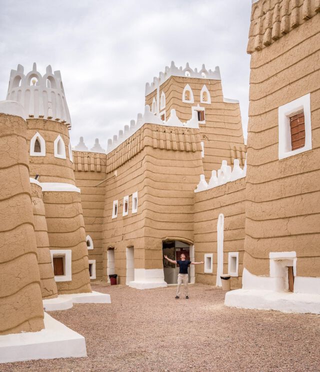 Der Emarah Palast ist wohl die bekannteste Sehenswürdigkeit von Najran und auch der Grund, warum ich die Stadt als Startpunkt für meinen Roadtrip ausgewählt habe. Der Palast repräsentiert wie kaum ein zweites Gebäude in herausragender Weise die charakteristische Architektur dieser Region. In einheitlicher Bauweise stehen hier viele Häuser, Türme, Mauern und Brunnen.

Gebaut aus gestampften Lehmziegeln, Stroh und Holz. Um die Kanten sowie Öffnungen an den Fassaden herum sind Ornamente aus festerem, weniger porösem Material aufgetragen. Das dient in erster Linie dem Schutz vor Beschädigungen. Andererseits wird es auch zur Dekoration verwendet. In Najran wirkt das weiße Material wie wie Zuckerguss auf einem Lebkuchenhaus.

Mehr wie immer auf:

NichtNochEinReiseblog.de/najran/