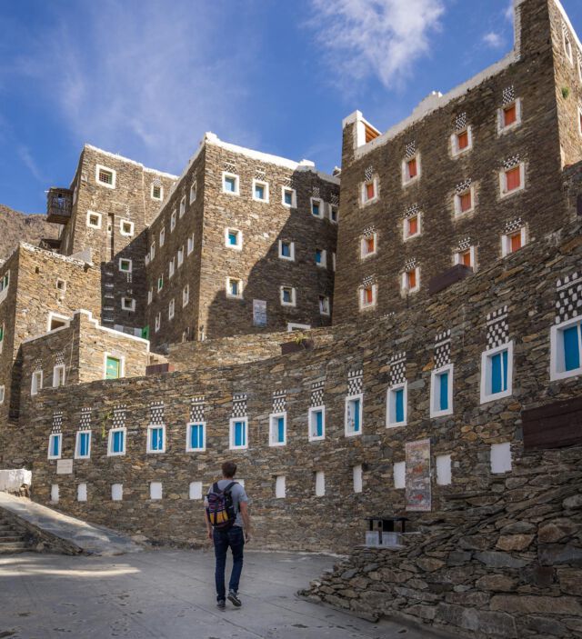 Rijal Almaa ist von allen historischen Orten in Asir das am besten erhaltene. 

Vom Hauptplatz, der wie eine Art Amphitheater aufgebaut ist, kann man das ganze Panorama von Rijal Almaa anschauen. Auffallend sind insbesondere die hölzernen Fensterläden, die von Haus zu Haus in unterschiedlichen Farben aufleuchten.

Ab hier erstreckt sich der wirklich hervorragend Instand gesetzte Kern. Neben den vielen schönen Häusern, zwischen denen man hier umherläuft, gibt es hier auch Museen und sogar Cafés.

Mehr auf:

NichtNochEinReiseblog.de/Asir/