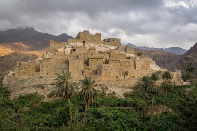In Saudi-Arabien finden sich eine Vielzahl historischer Orte, die eindrucksvoll zeigen, wie das Leben hier vor hunderten Jahren ausgesehen haben mag. Vor allem in den Bergen im Süden des Landes haben viele dieser Siedlungen die Zeit überdauert und sind heute stiller Zeuge alter Traditionen.

Bereits auf der Fahrt durch die Provinzen Najran und Asir haben mich viele Dörfer mit ihrer charakteristischen Bauweise beeindruckt. Reine Lehmbauten mit Holzgerüst in Najran, die mit ihrem weißen Kantenschutz wie Lebkuchenhäuser wirken. Und natürlich das fantastische Rijal Almaa in Asir mit seinen schwarzen Steinhäusern und den bunten hölzernen Fensterläden.

Und nun auch weiter nördlich, in der Provinz Baha, erwartet mich ein weiteres Highlight: das sogenannte Marmordorf Thee-Ain.

Mehr auf:
NichtNochEinReiseblig.de/Thee-Ain