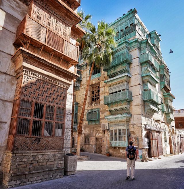 Selten hat mich ein Ort so sehr beeindruckt wie die Altstadt von Jeddah (Dschidda) an Roten Meer.

Die Häuser sind aus weißem Korallenstein gebaut und ihre Fassaden sind mit ungewöhnlichen Balkonen umbaut.
In muslimischen Gesellschaften dürfen sich Frauen in aller Regel nur in den eigenen vier Wänden unverschleiert zeigen. Um aber trotzdem das Treiben auf den Straßen beobachten zu können, würden die Balkone mit unfassbar schön verzierten Holzgittern versehen. Die funktionieren wie eine Gardine - man kann gut nach draußen schauen, aber nicht umgekehrt.

Diese Kunst der Dekoration nennt man Mashrabiyya und sie ist je Gebäude sehr individuell gestaltet. Es lohnt sich also beim Spaziergang durch Jeddah genauer hinzuschauen!

Mehr darüber findet ihr auf meinem Blog:

NichtNochEinReiseblog.de/Jeddah